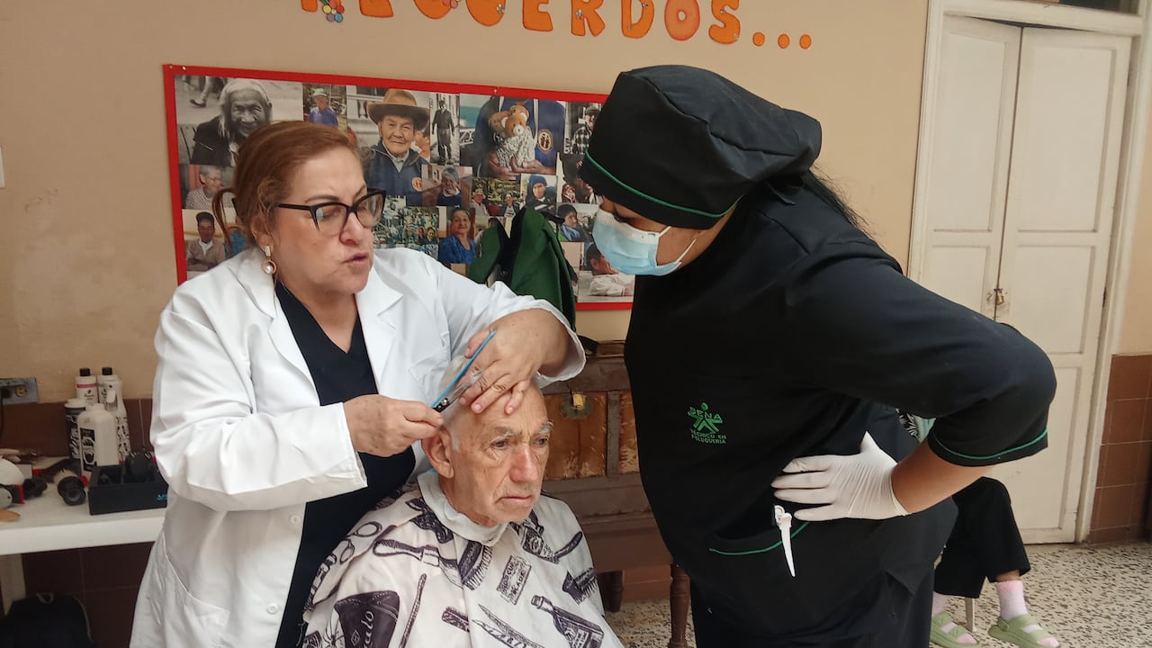 La instructora Lisbeth Bravo es la encargada de coordinar esta clase de actividades, buscando mejorar la parte técnica de los aprendices en el arte de la peluquería.
