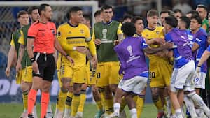 Colombian referee Wilmar Roldan looks on as Boca Juniors and Cruzeiro players argue at the end of the Copa Sudamericana round of 16 second leg football match between Brazil's Cruzeiro and Argentina's Boca Juniors at the Mineirao stadium in Belo Horizonte, Brazil, on August 22, 2024. (Photo by DOUGLAS MAGNO / AFP)