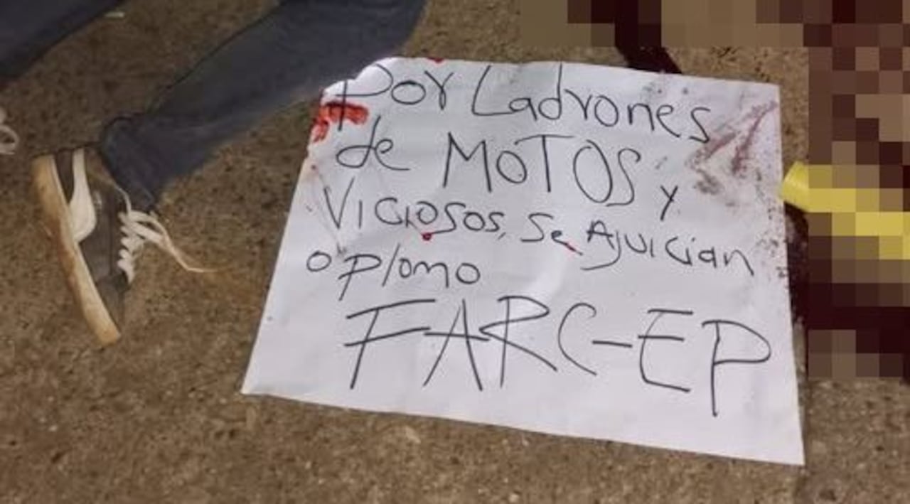 Este es el letrero que dejaron al lado del cadáver del ciudadano venezolano ultimado con arma de fuego en la vereda Mondomito, zona rural del municipio de Santander de Quilichao, Cauca.