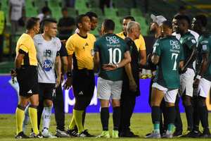 Los árbitros recibieron varios reclamos por parte de los jugadores del Deportivo Cali al terminar el juego contra el Boyacá Chicó.