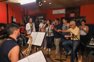 Algunos participantes en un entrenamiento junto a un maestro de la música en Cali.