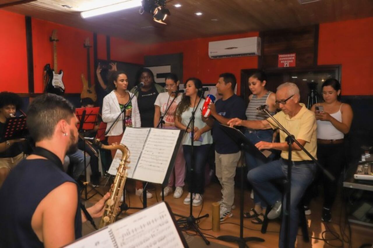 Algunos participantes en un entrenamiento junto a un maestro de la música en Cali.