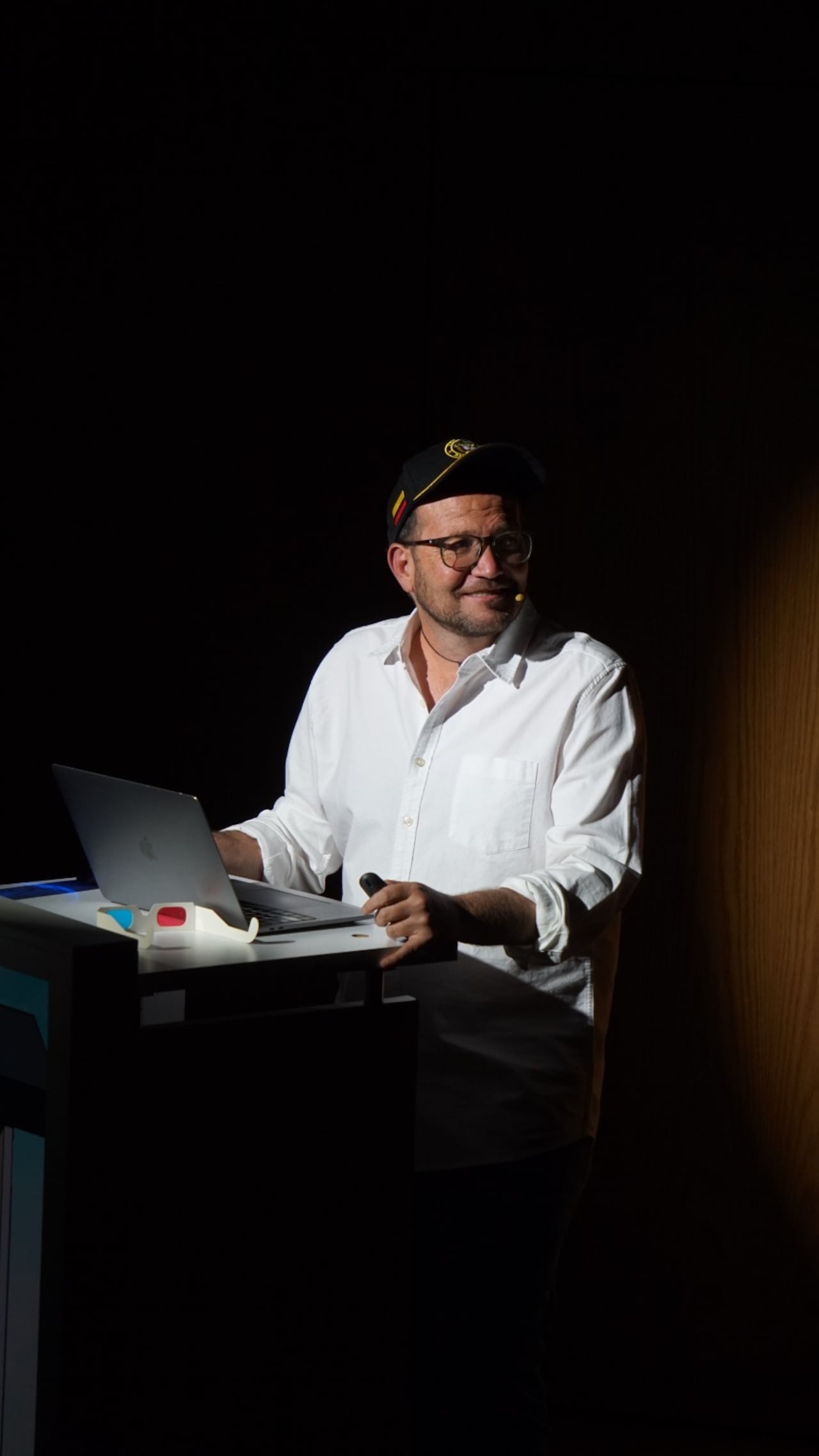Daniel Samper Ospina, además de sus obras en teatro, creó junto a Daniel Coronell y Daniel Samper Pizano (sy oadre), Los Danieles, oortal de opinión e investigación periodística independiente