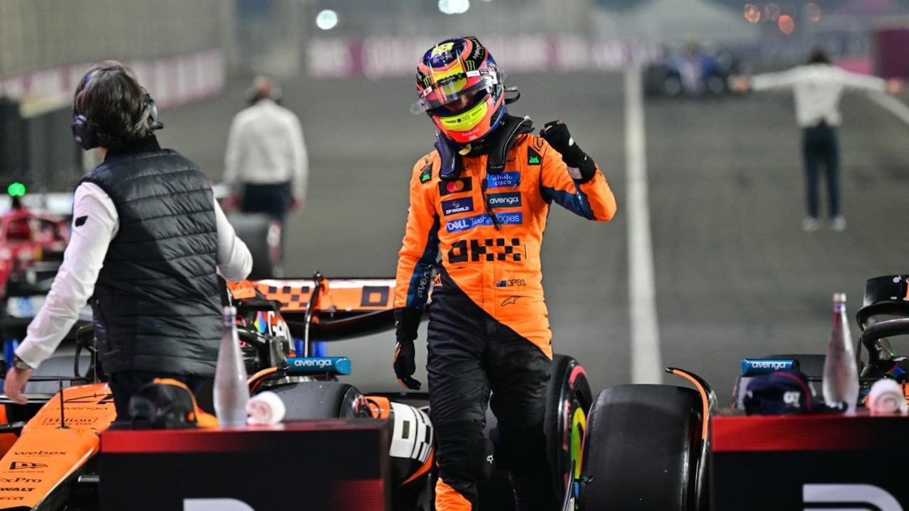 El piloto australiano de McLaren, Oscar Piastri, celebra tras conseguir la pole position al final de la sesión de clasificación antes del Gran Premio de Fórmula Uno de Qatar.