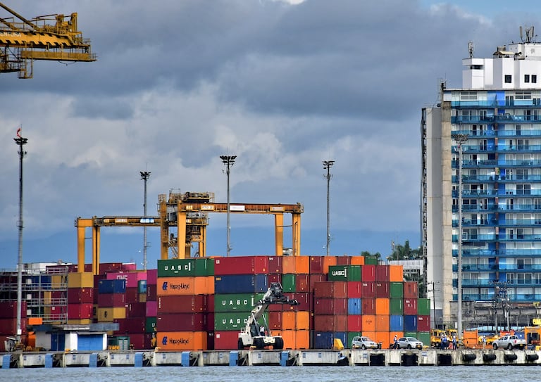 La Autoridad Nacional de Licencias Ambientales (ANLA) asumió el control ambiental del Muelle 13 en Buenaventura y ordenó su suspensión, con el fin de garantizar que la operación cumpla los requisitos de protección y control ambiental establecidos en la normativa vigente. Fotos Raúl Palacios / El País.