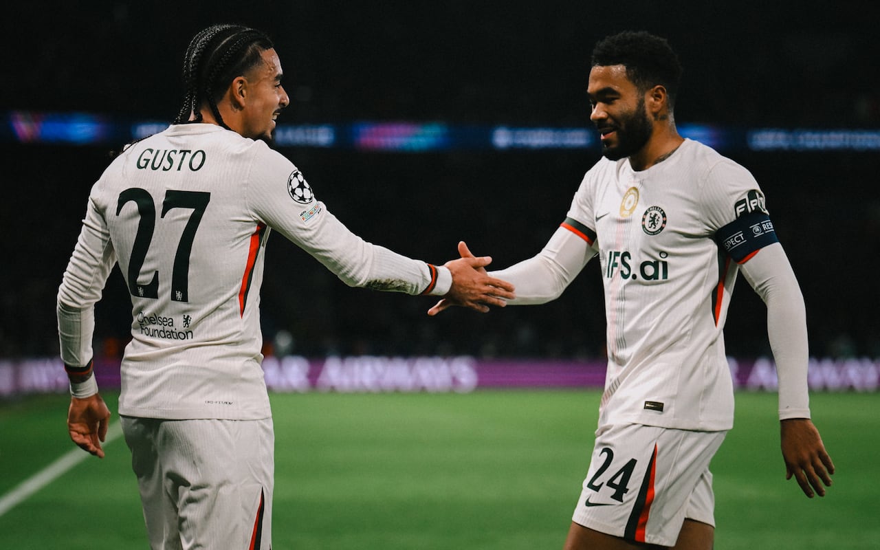 Jugadores del Chelsea celebran uno de los goles contra el PSG en la Champions League.