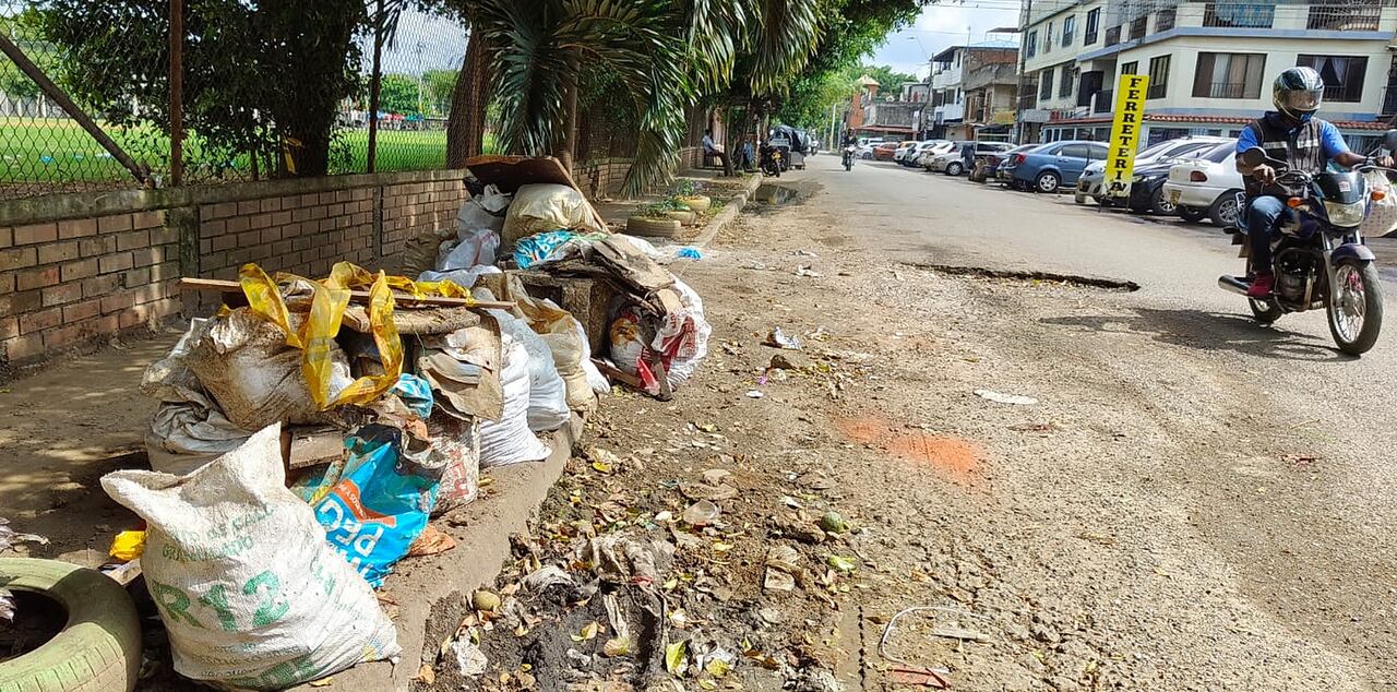 Denuncia ciudadana. Obras inconclusas de Emcali terminan como botadero de basuras. Foto Jorge Orozco