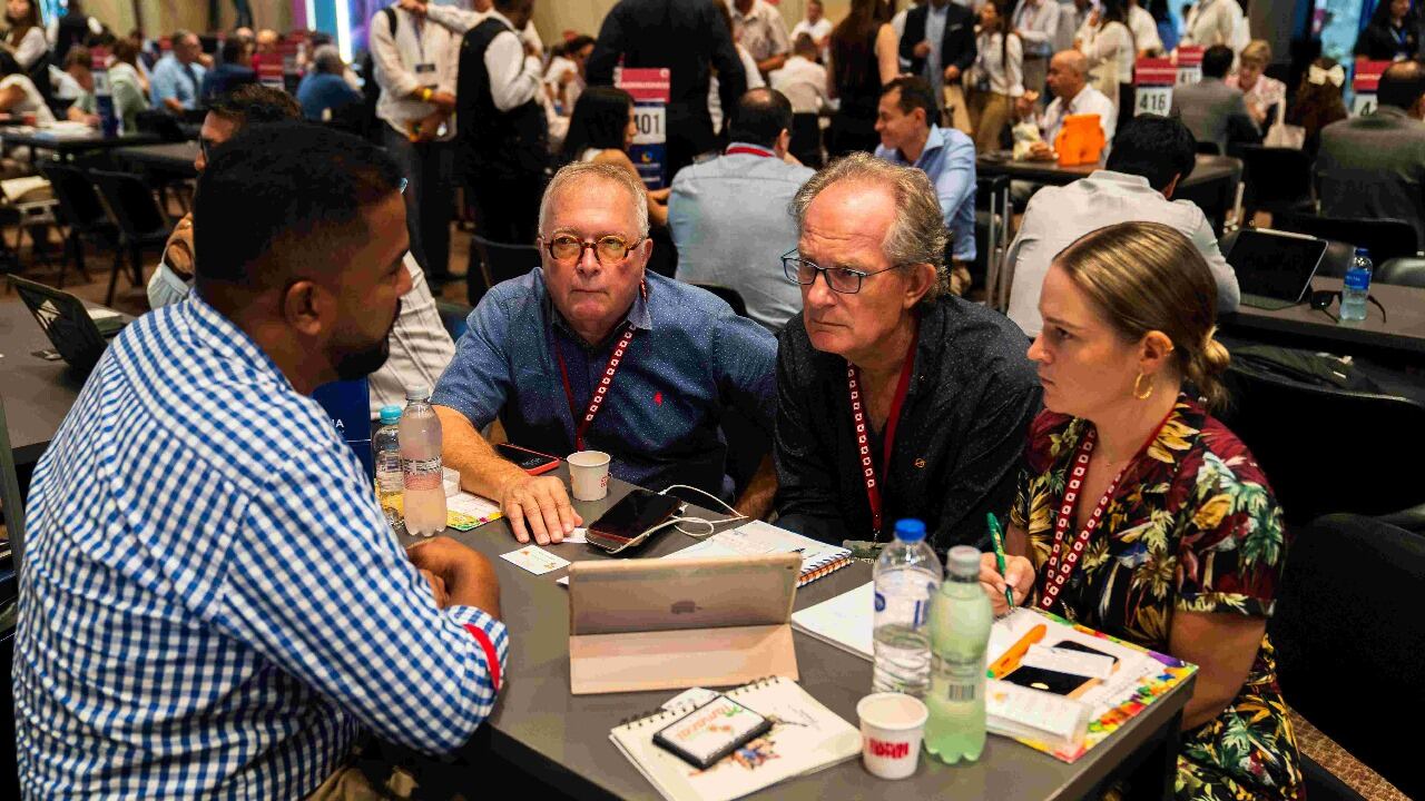 Exportadores y comerciantes de diferentes países se dieron cita en la Macrorrueda 100 de Procolombia que culminó con gran éxito.