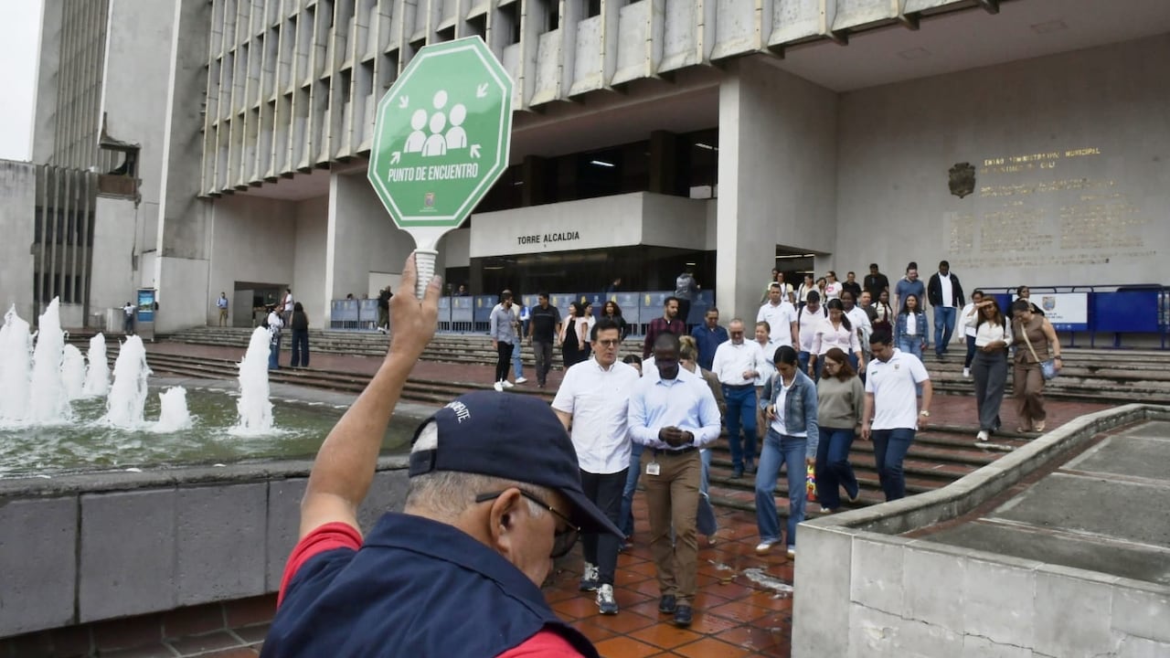 Ciudadanos y funcionarios públicos de Cali evacuaron las edificaciones para dirigirse a los puntos de encuentro establecidos durante el Simulacro Nacional de Emergencias.