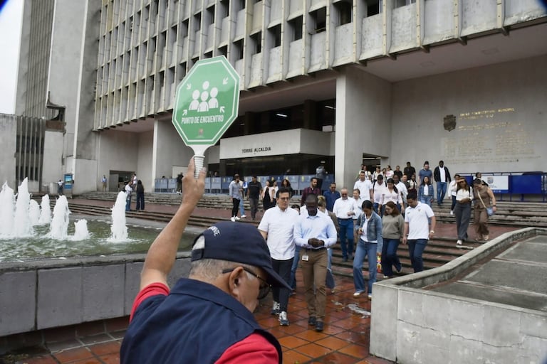 Ciudadanos y funcionarios públicos de Cali evacuaron las edificaciones para dirigirse a los puntos de encuentro establecidos durante el Simulacro Nacional de Emergencias.