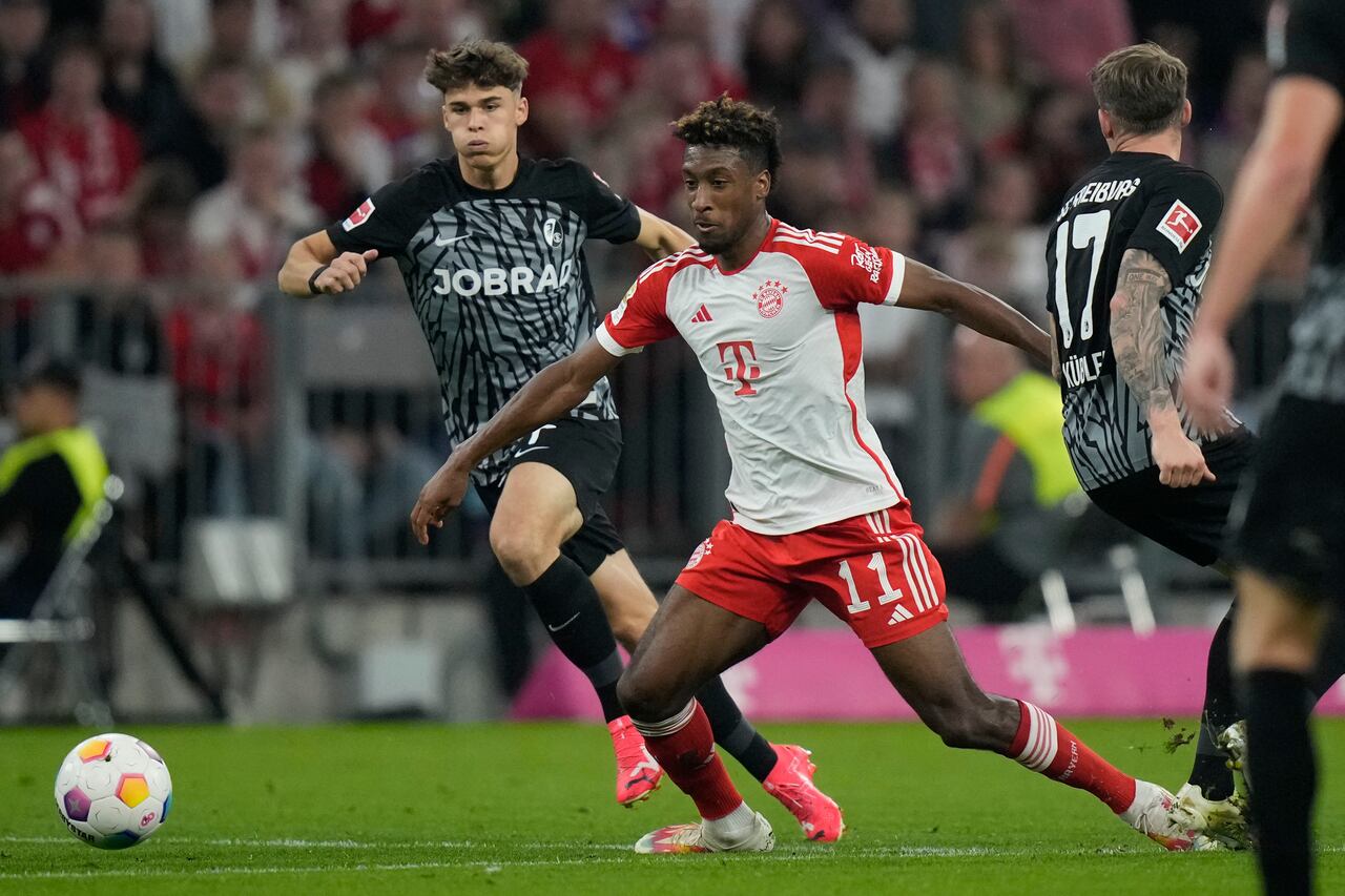 Kingsley Coman del Bayern controla el balón durante el partido de fútbol de la Bundesliga alemana entre el FC Bayern Munich y el SC Freiburg en el estadio Allianz Arena en Munich, Alemania, el 8 de octubre de 2023. (Foto AP/Matthias Schrader)