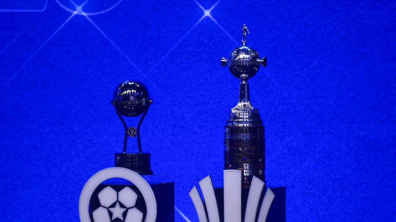 Esta vista muestra el trofeo de la Copa Libertadores y la Copa Sudamericana antes del sorteo de las fases de grupos de la Copa Libertadores y la Copa Sudamericana en Luque, Paraguay, el 19 de marzo de 2026. (Foto de Daniel DUARTE / AFP)