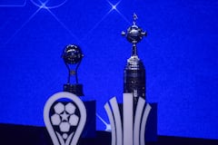 Esta vista muestra el trofeo de la Copa Libertadores y la Copa Sudamericana antes del sorteo de las fases de grupos de la Copa Libertadores y la Copa Sudamericana en Luque, Paraguay, el 19 de marzo de 2026. (Foto de Daniel DUARTE / AFP)