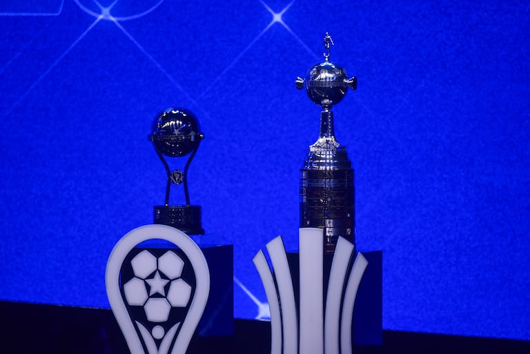 Esta vista muestra el trofeo de la Copa Libertadores y la Copa Sudamericana antes del sorteo de las fases de grupos de la Copa Libertadores y la Copa Sudamericana en Luque, Paraguay, el 19 de marzo de 2026. (Foto de Daniel DUARTE / AFP)
