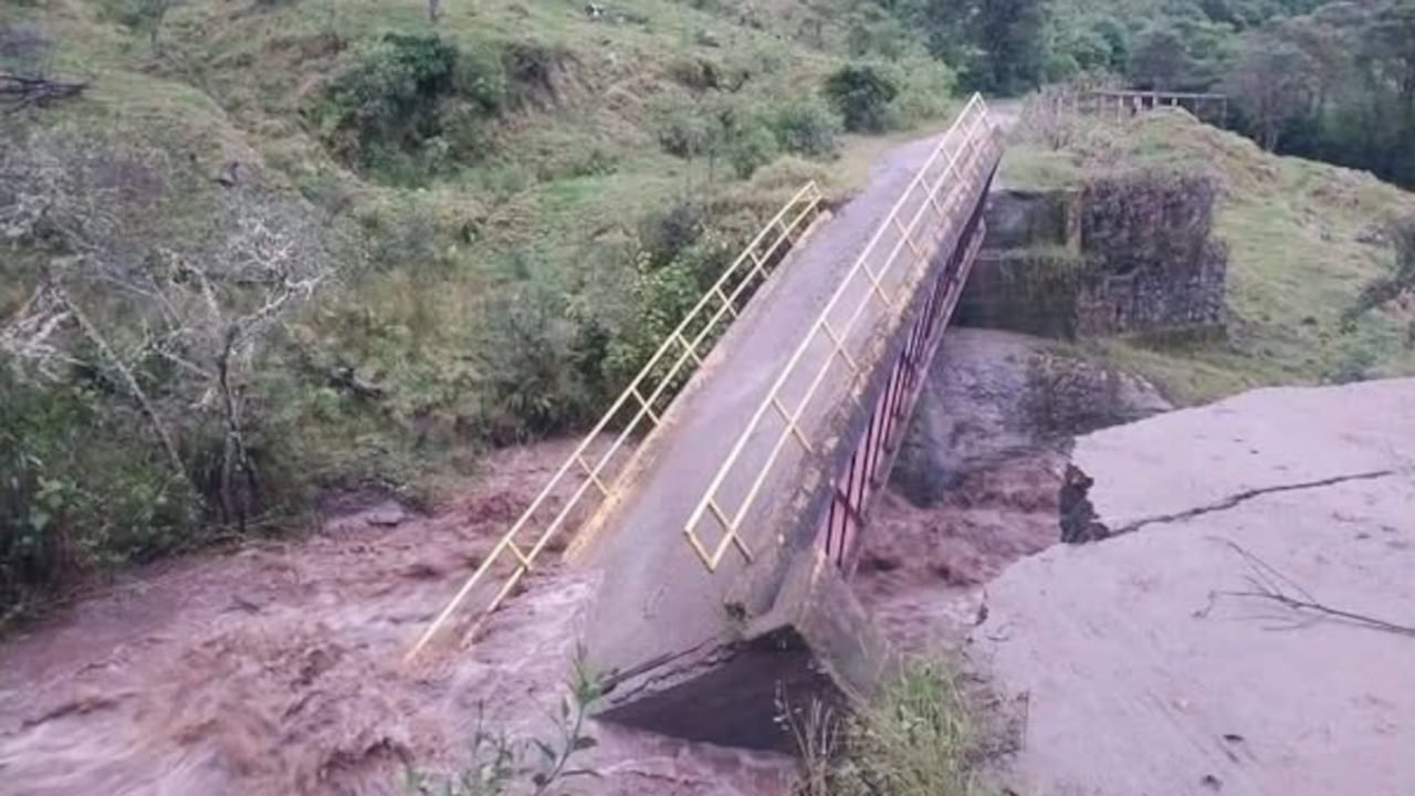 Varios puentes vehiculares y peatonales colapsaron por la fuerza de la corriente del río Páez.