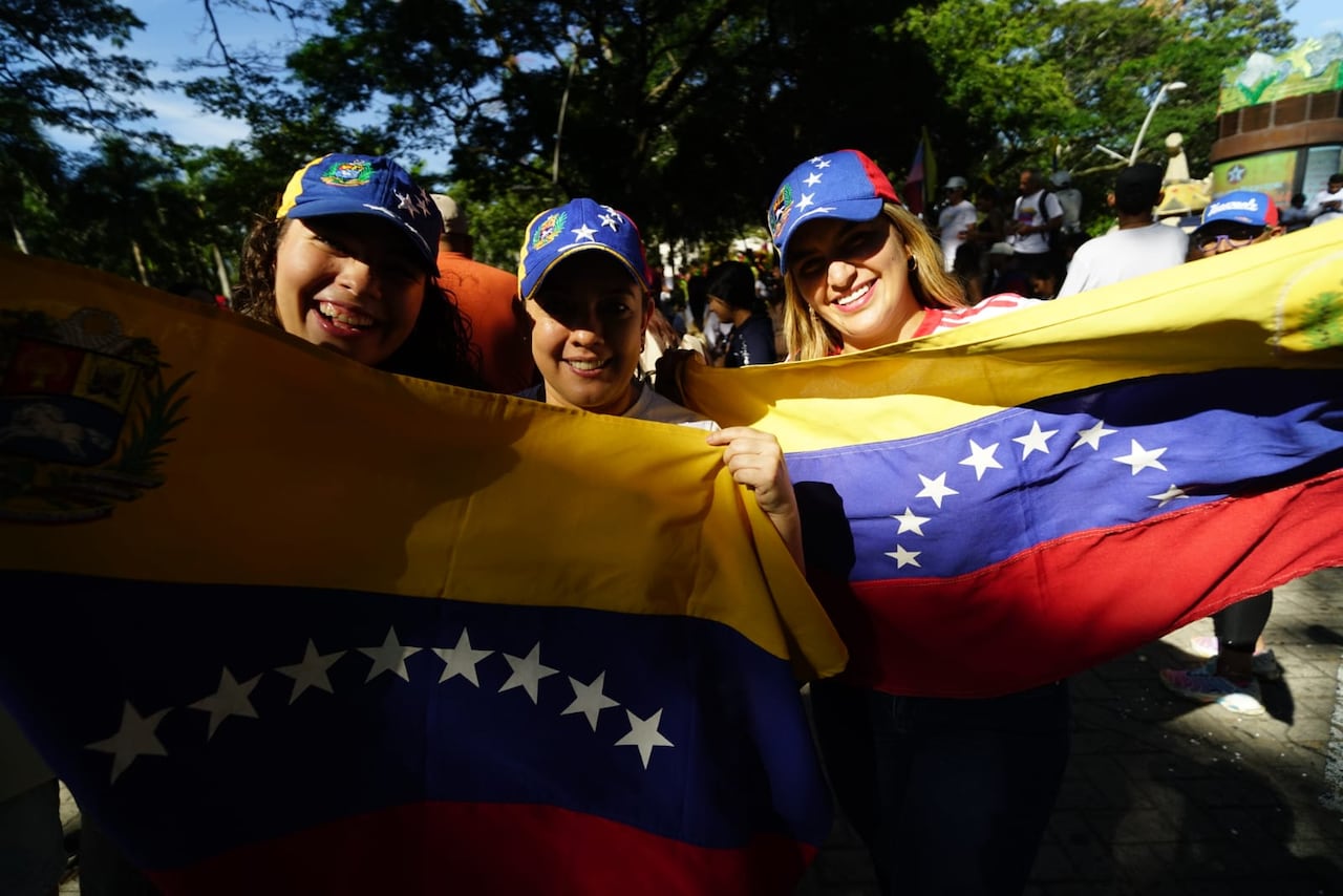 La comunidad venezolana en Cali mantiene su reunión como un espacio de expresión colectiva, mientras se mantiene a la expectativa de nueva información relacionada con la captura de Nicolás Maduro.