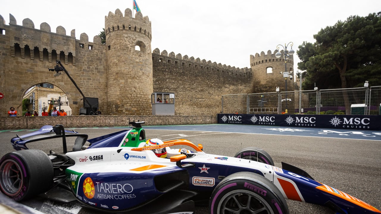 Sebastián Montoya a bordo de su monoplaza en la Fórmula 2.