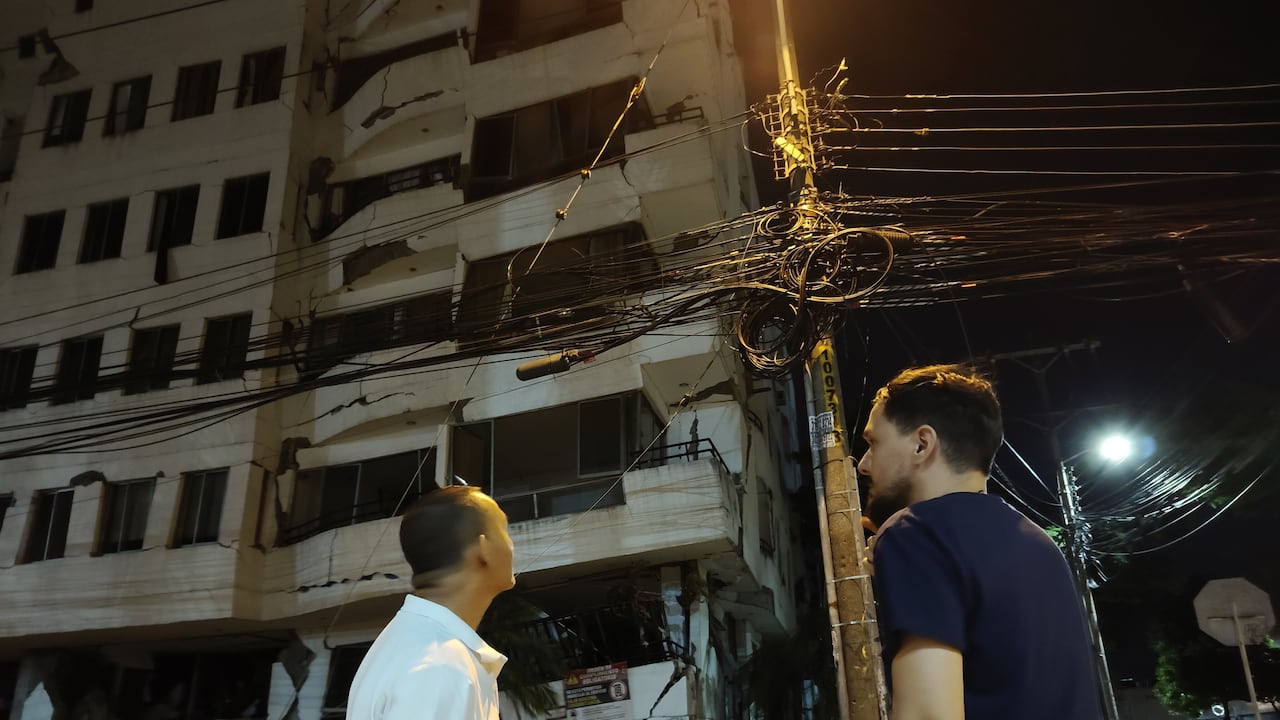 Vecinos del sector denuncian que la maraña de redes de telecomunicaciones en postes sobrecargados se suma a los daños estructurales que presentan varias edificaciones tras el terremoto.