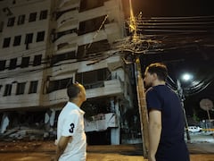 Vecinos del sector denuncian que la maraña de redes de telecomunicaciones en postes sobrecargados se suma a los daños estructurales que presentan varias edificaciones tras el terremoto.