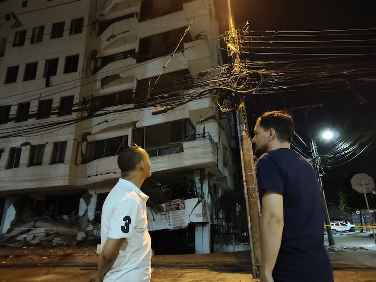 Vecinos del sector denuncian que la maraña de redes de telecomunicaciones en postes sobrecargados se suma a los daños estructurales que presentan varias edificaciones tras el terremoto.