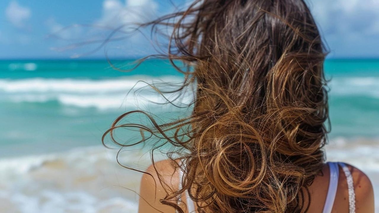 La salud capilar suele verse afectada en vacaciones por la alta exposición al sol y al agua.