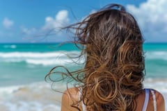 La salud capilar suele verse afectada en vacaciones por la alta exposición al sol y al agua.