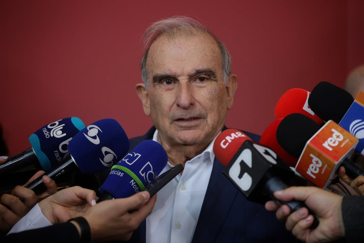 El senador votó en contra del artículo 8 del PND que daba facultades al Gobierno para implementar las recomendaciones del informe final de la Comisión de la Verdad.