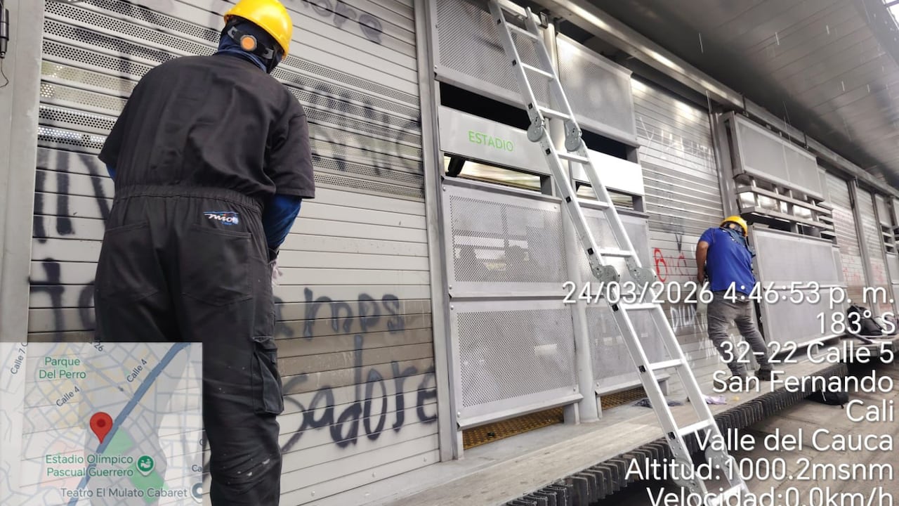 Cuadrilla de mantenimiento de Metro Cali se encargó de limpiar estaciones del MIO tras ser vandalizadas.