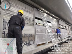 Cuadrilla de mantenimiento de Metro Cali se encargó de limpiar estaciones del MIO tras ser vandalizadas.