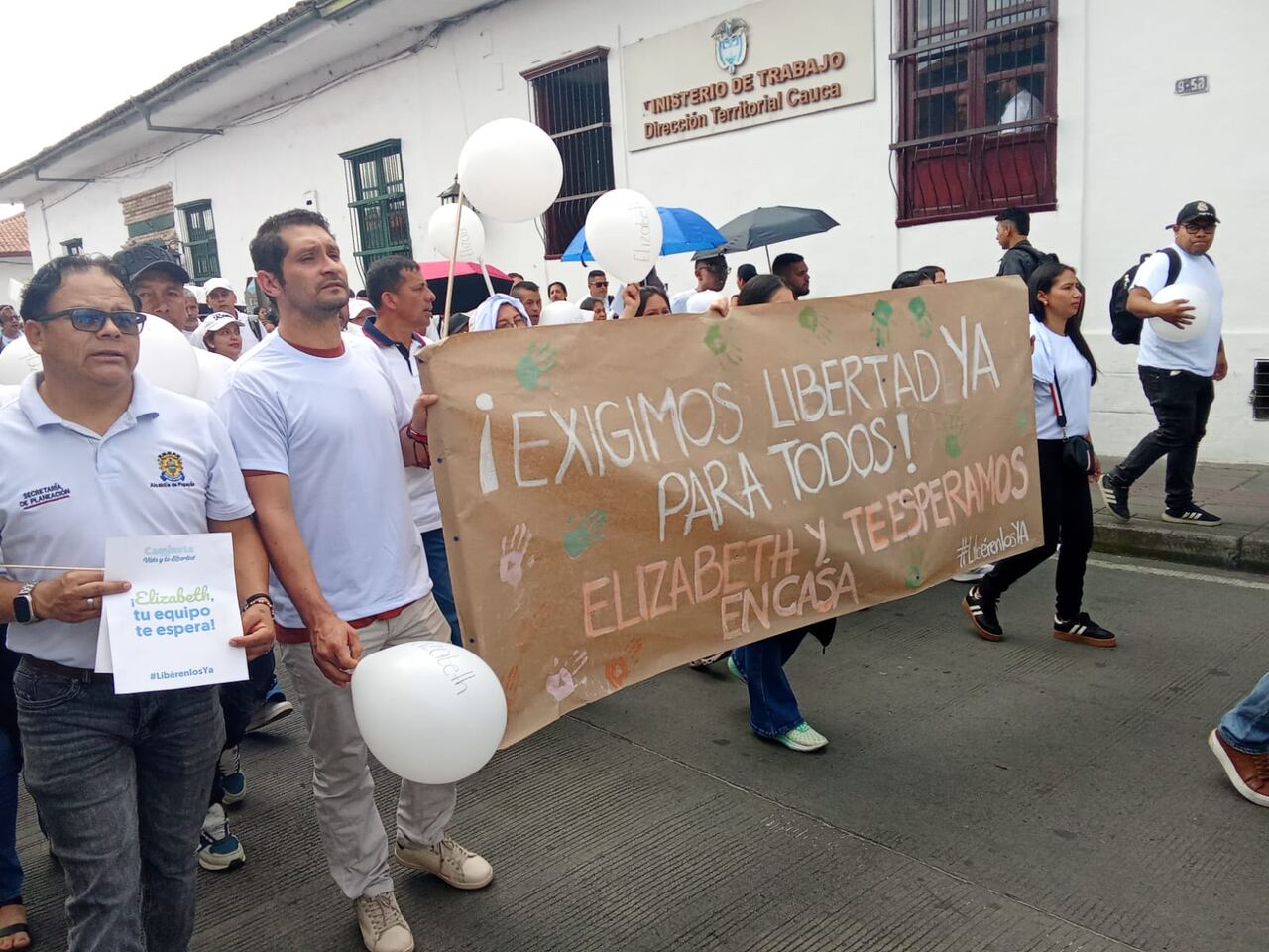Nueve funcionarios y contratistas fueron secuestrados por las disidencias de las Farc en Cauca. Familiares y amigos realizan marcha en Popayán para pedir por su liberación.