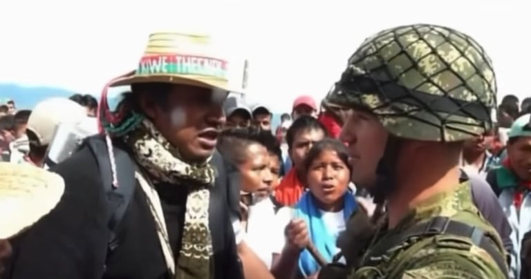 Según se conoció, los uniformados fueron expulsados a empujones en medio de una acción colectiva con la que los indígenas buscan retomar el control de sus territorios ancestrales, históricamente afectados por el conflicto armado.