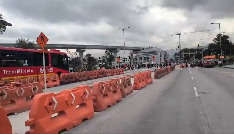 Trabajadores de empresas contratistas a cargo de la Primera Línea del Metro de Bogotá protestaron en la mañana del lunes 6 de abril.
