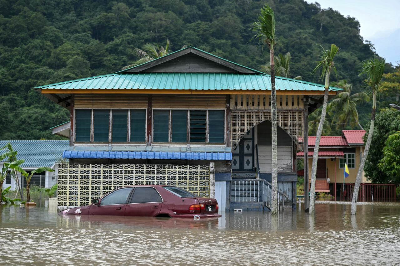 Vehículos sumergidos evidencian la intensidad de la inundación.