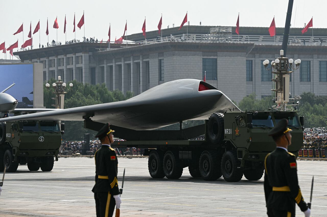 Se ve un vehículo aéreo no tripulado durante un desfile militar que marca el 80 aniversario de la victoria sobre Japón y el fin de la Segunda Guerra Mundial, en la Plaza de Tiananmen de Beijing el 3 de septiembre de 2025. (Foto de GREG BAKER / AFP)