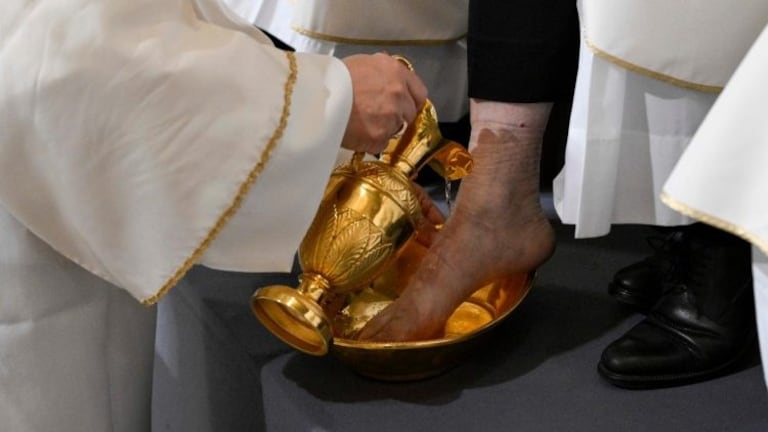 El papa León XIV realizó el lavatorio de pies durante la misa in Coena Domini en Roma.