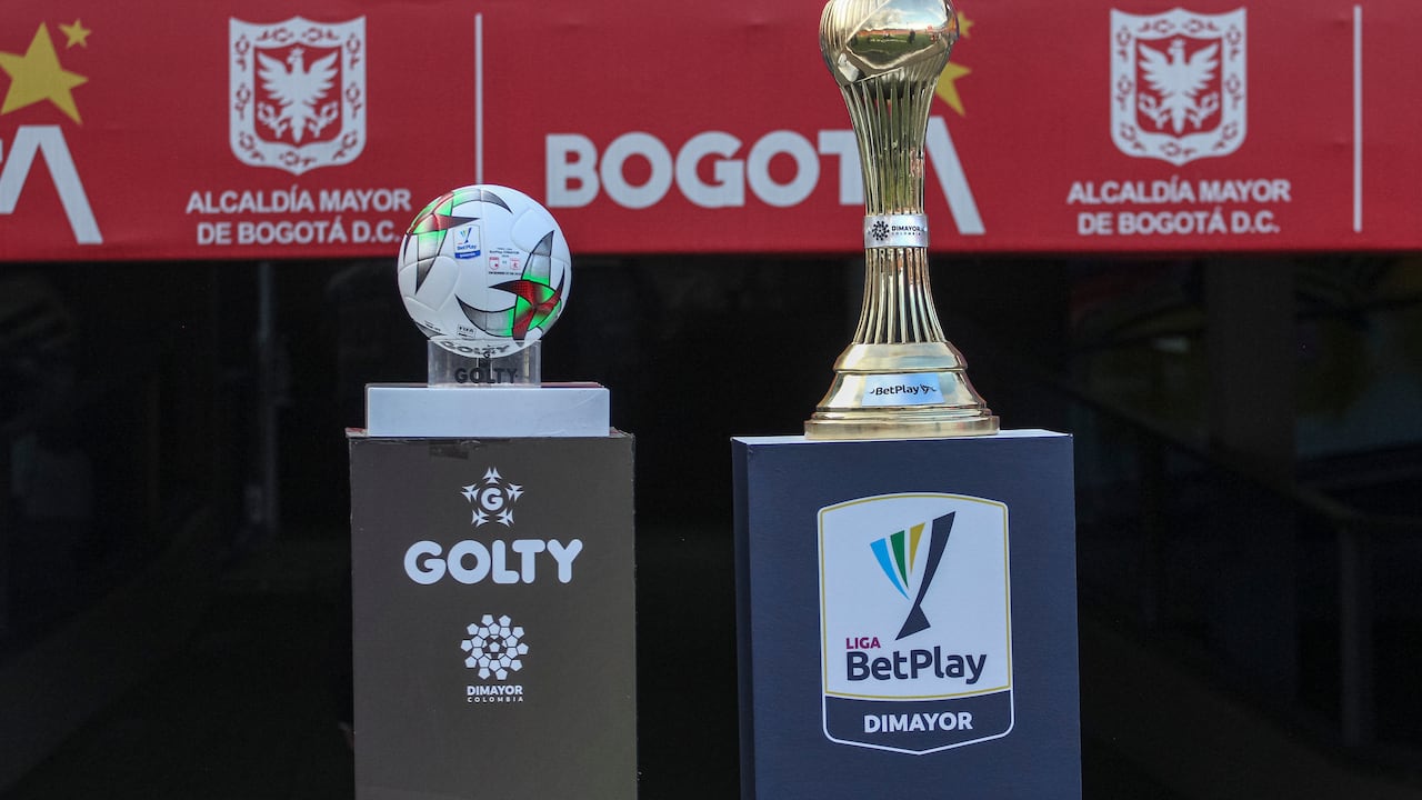 El trofeo y balón oficial de la Liga Colombiana.