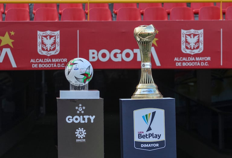 El trofeo y balón oficial de la Liga Colombiana.