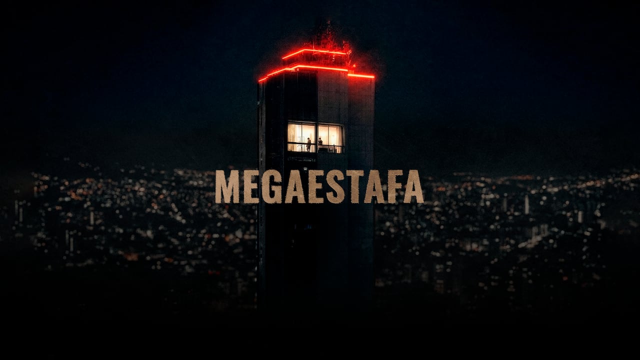 Edificio alto iluminado en la noche con una oficina encendida en un piso superior, donde se observan personas en el interior, con la palabra “MEGAESTAFA” sobrepuesta en primer plano.
