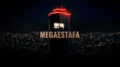 Edificio alto iluminado en la noche con una oficina encendida en un piso superior, donde se observan personas en el interior, con la palabra “MEGAESTAFA” sobrepuesta en primer plano.