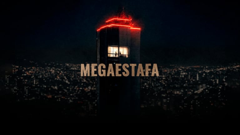 Edificio alto iluminado en la noche con una oficina encendida en un piso superior, donde se observan personas en el interior, con la palabra “MEGAESTAFA” sobrepuesta en primer plano.