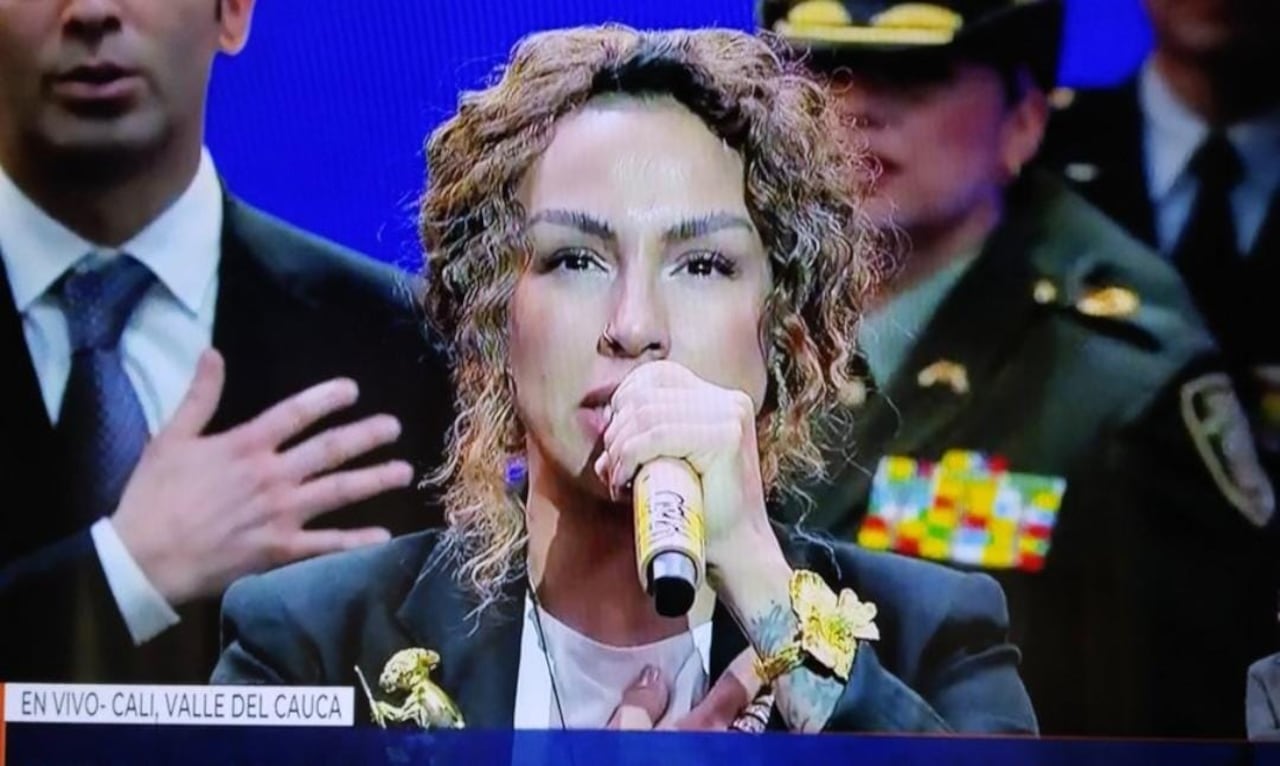 Maía interpretó el Himno Nacional en la toma de posesión de Abelardo de la Espriella
