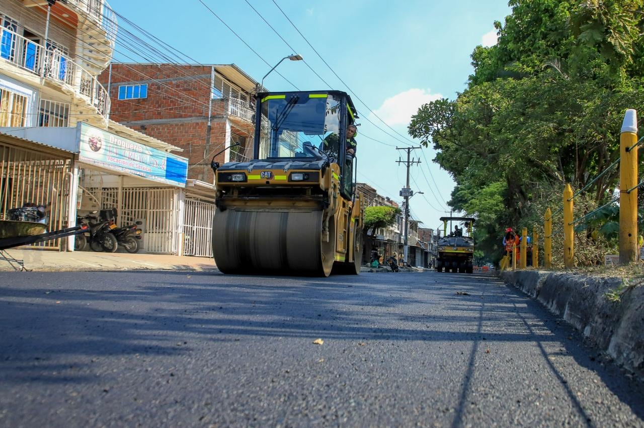 Después de años de espera, vecinos de El Poblado estrenan la renovada calle 42 en el oriente de Cali
La vía, que durante años presentó huecos, polvo y problemas de movilidad, fue rehabilitada como parte de un plan que recuperó 1.224 metros lineales en las comunas 13 y 15.