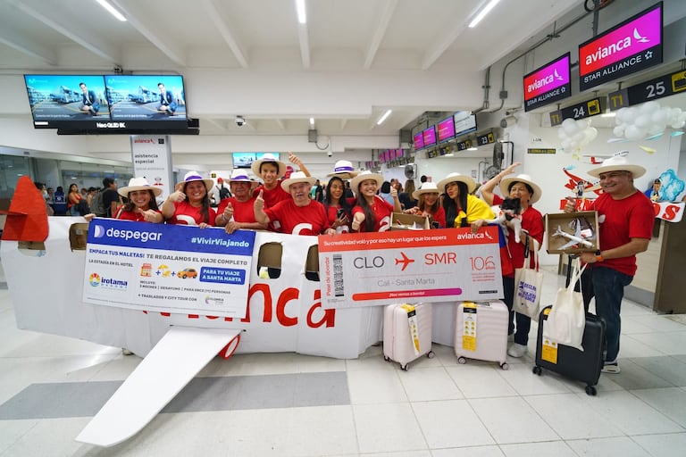 Familia de avión de cartón de Avianca recibieron viaje real por parte de la aerolínea.