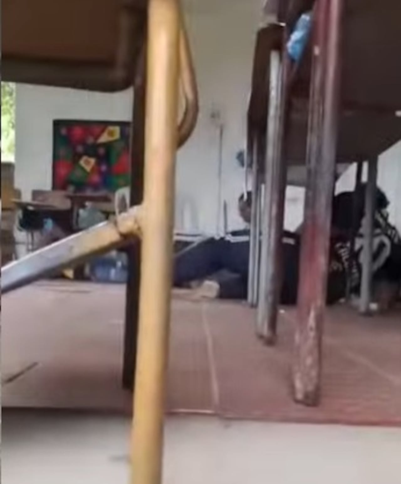 Jurados de votación y testigos electorales debieron resguardarse en el suelo para protegerse de las ráfagas de fusil durante el ataque en zona rural de La Macarena.