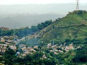 Barrios de construcción irregular en las laderas y cerros tutelares de Cali