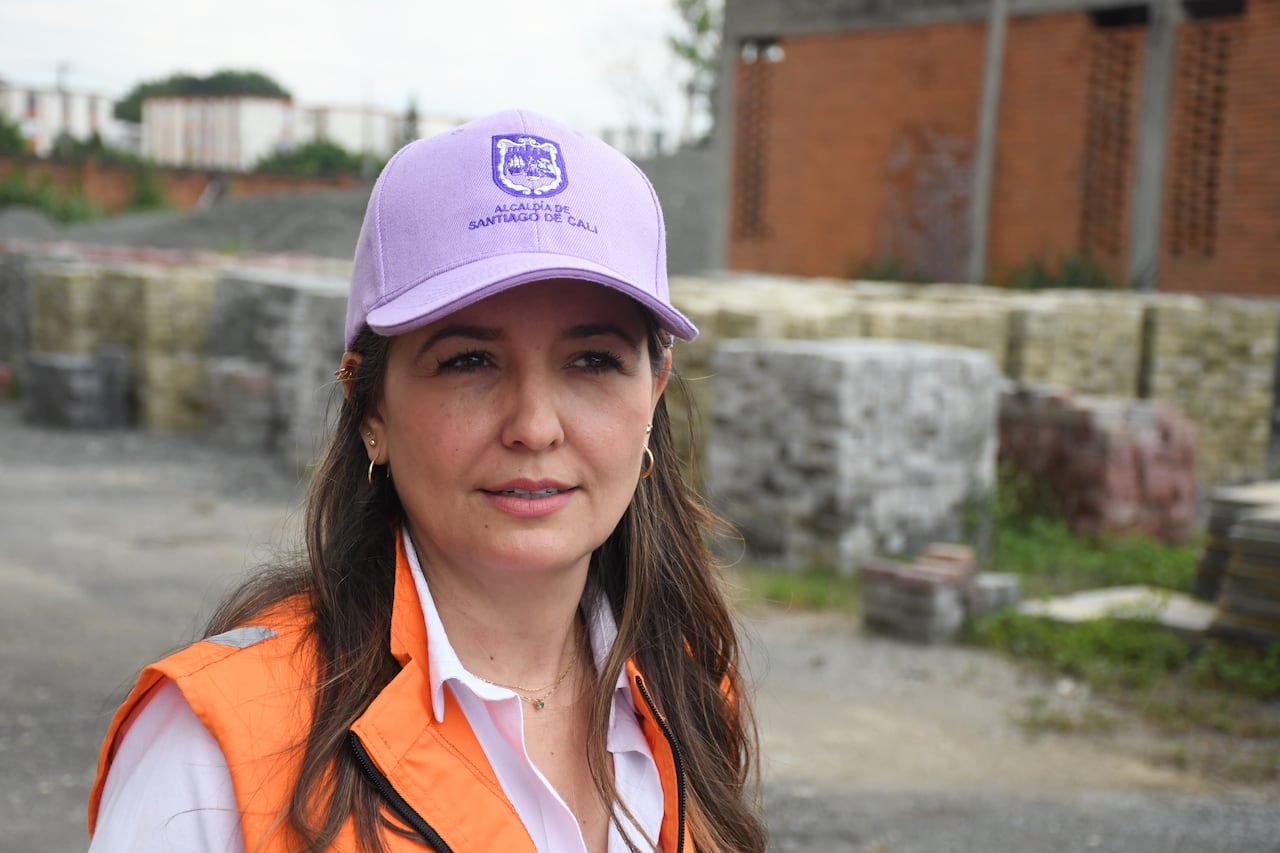 Cali: Talleres del municipio. Luz Adriana Vásquez Trujillo, es la encargada de gestionar la infraestructura de la ciudad, incluyendo la rehabilitación de vías. foto José L Guzmán. El País
