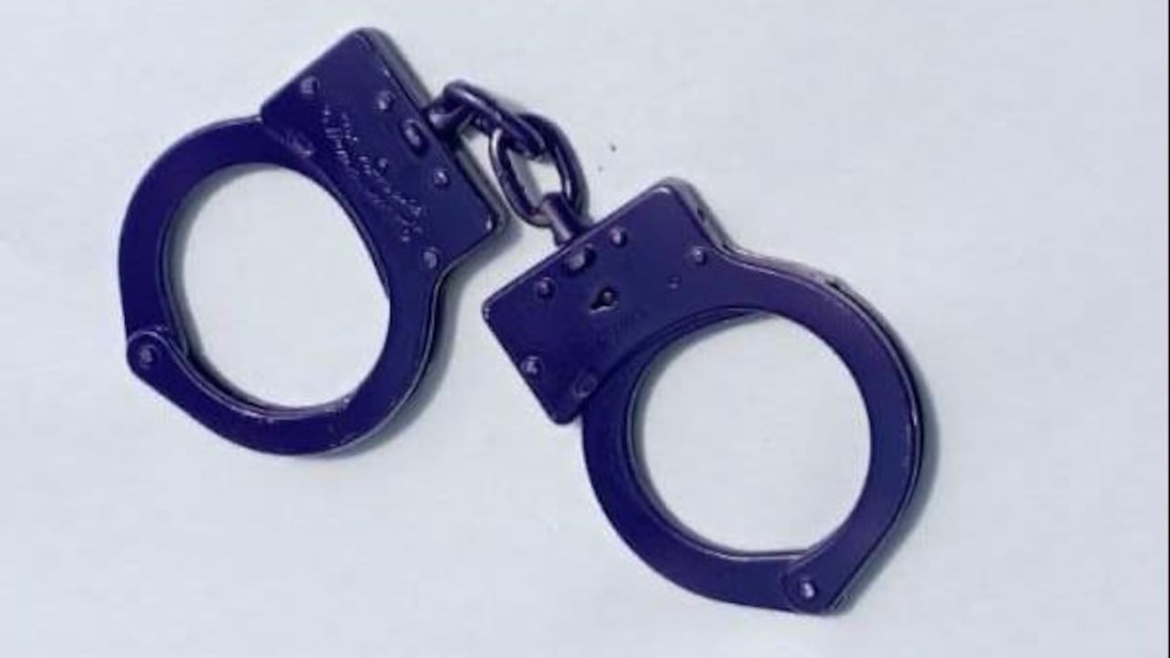 Con estas esposas “púrpura” será capturado el novio de la DJ Valentina Trespalacios