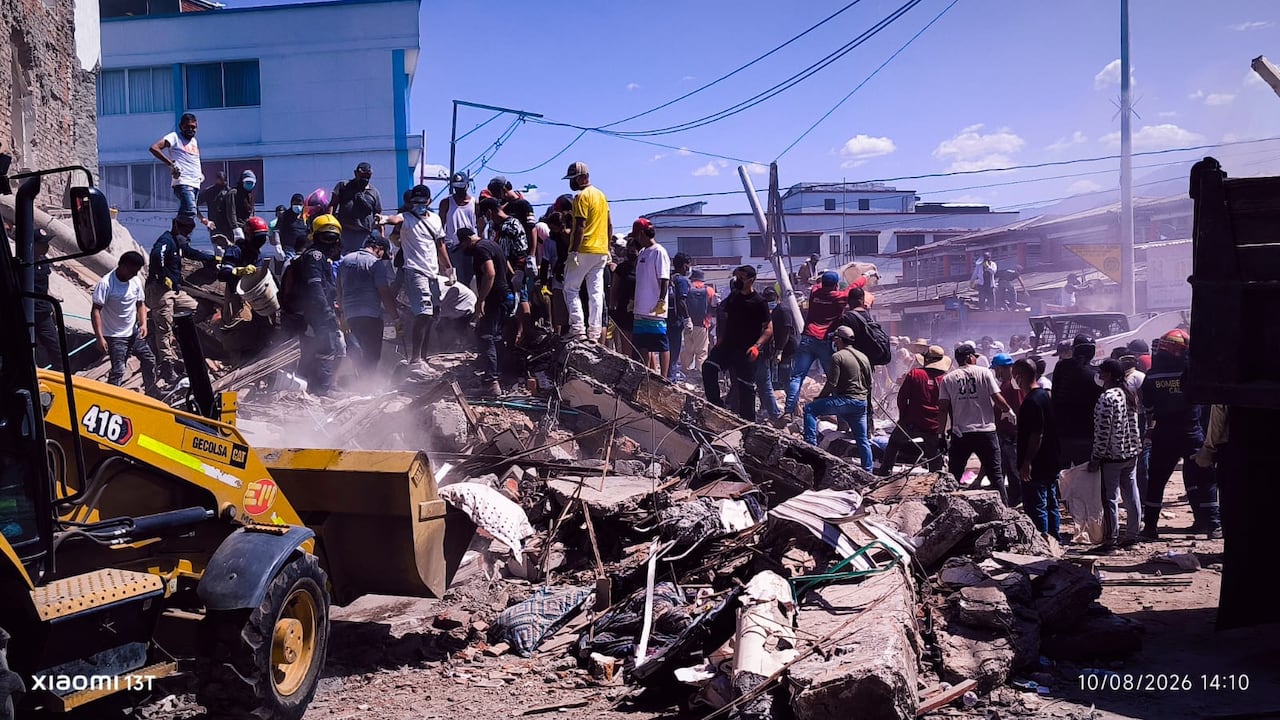 Alrededor del barrio Alameda varias edificaciones se cayeron. Se busca personas atrapadas. Foto; Hugo Mario cárdenas.