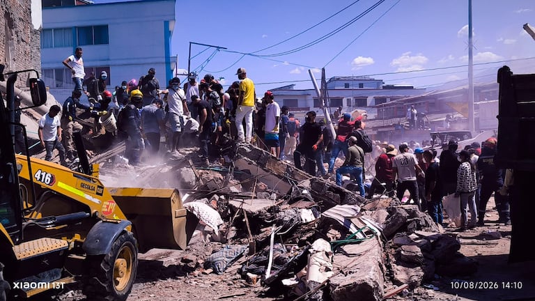 Alrededor del barrio Alameda varias edificaciones se cayeron. Se busca personas atrapadas. Foto; Hugo Mario cárdenas.