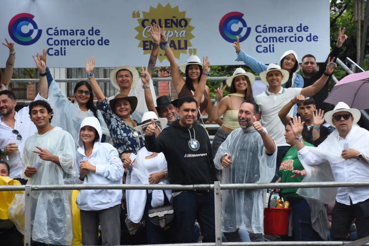 La lluvia no fue un impedimento para dar inicio a la Feria de Cali. Así se gozan los caleños el Salsodromo.